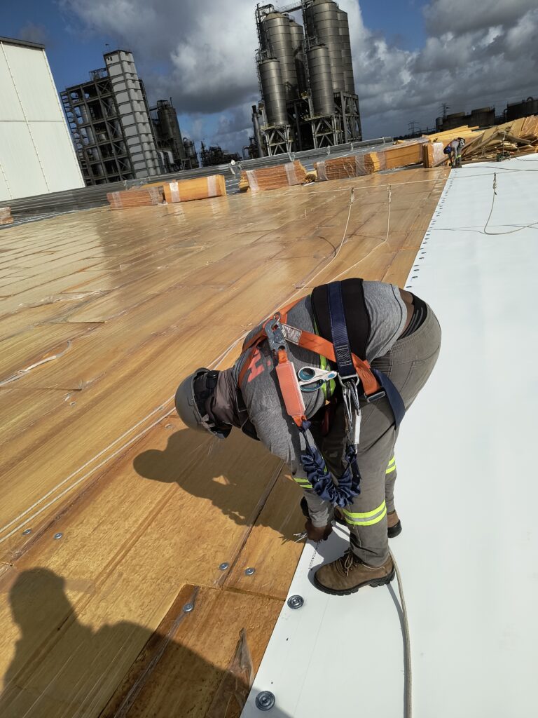 Obra Alpek - Ipojuca_PE - Instalação da membrana TPO (05)