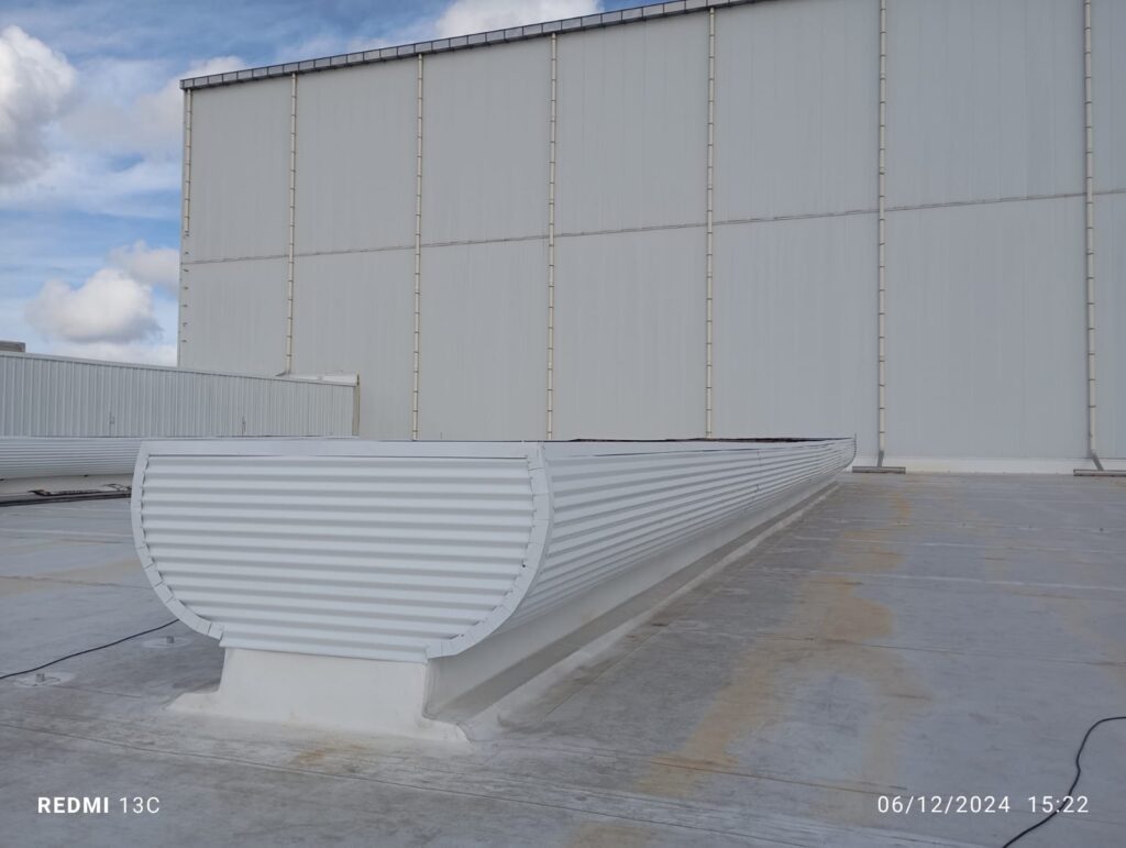 Obra Alpek -Ipojuca_PE- Instalação sistema PIR+TPO com acabaemento das bases dos lanternins (04)