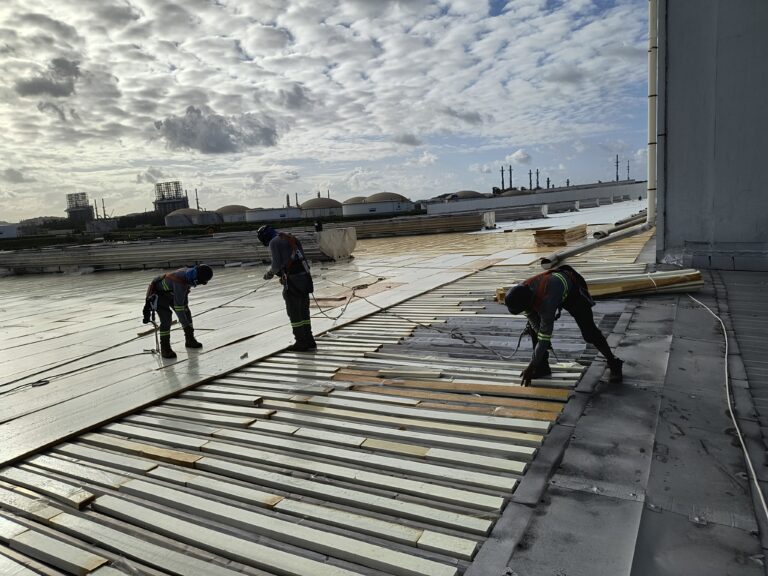 Obra Alpek - Ipojuca_PE - Preenchendo trapézios das telhas metalicas p. posterior instalação sistema PIR+TPO (08)