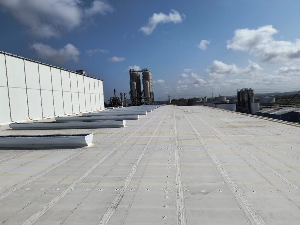 Obra Alpek - Ipojuca_PE -Processo instalação sistema PIR+TPO. Acabamento + Lanternins (01)