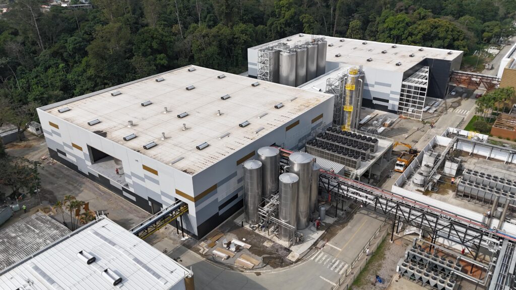 Obra COCA COLA ANDINA_Duque de Caxias_RJ - Instalação PIR+TPO acabamento bases lanternins e dos domus (06)