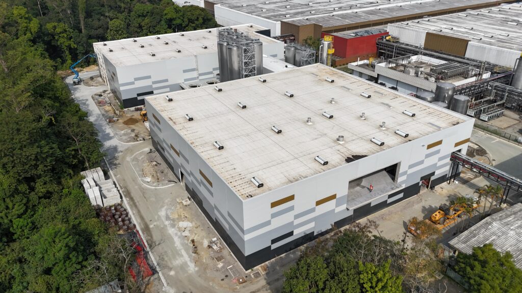 Obra COCA COLA ANDINA_Duque de Caxias_RJ - Telha TPO 40 invertida +instalação placas PIR e TPO (01)