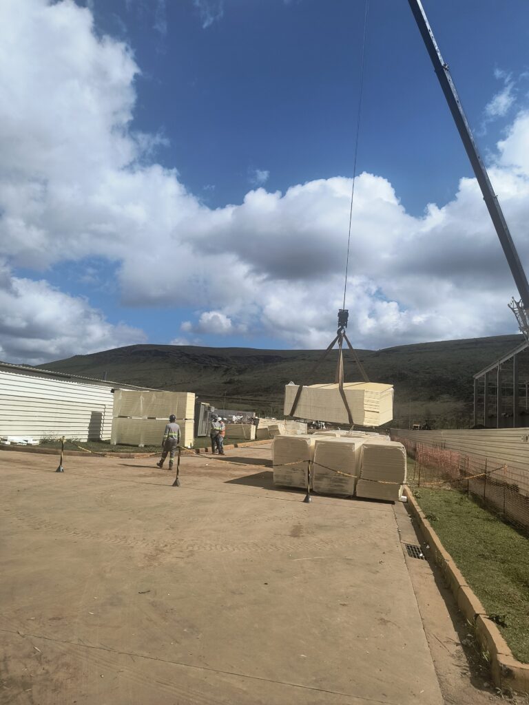 Obra Coca-Cola Femsa - Itabirito_MG - Içamento do isolamento térmico PIR para a Cobertura (12)