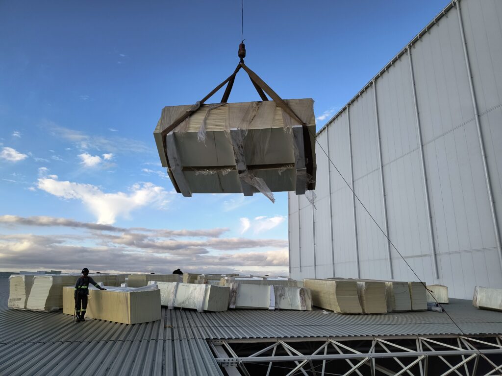 Obra Coca-Cola Femsa - Itabirito_MG - Içamento do isolamento térmico PIR para a Cobertura (15)