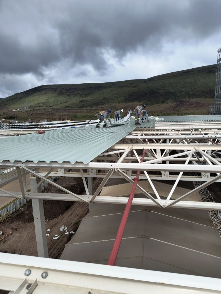 Obra Coca-Cola Femsa - Itabirito_MG - Instalação da Telha TP40 + Sistema PIR + TPO (07)