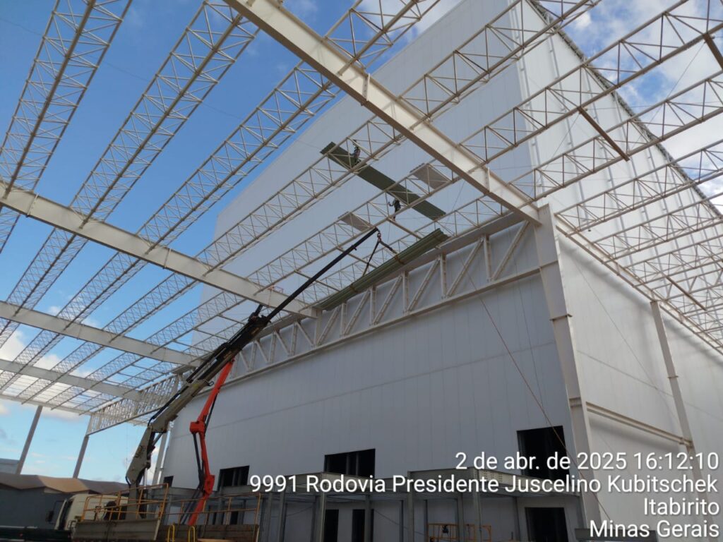 Obra Coca-Cola Femsa - Itabirito_MG - Instalação da telha TP40 + SISTEMA PIR + TPO (05)