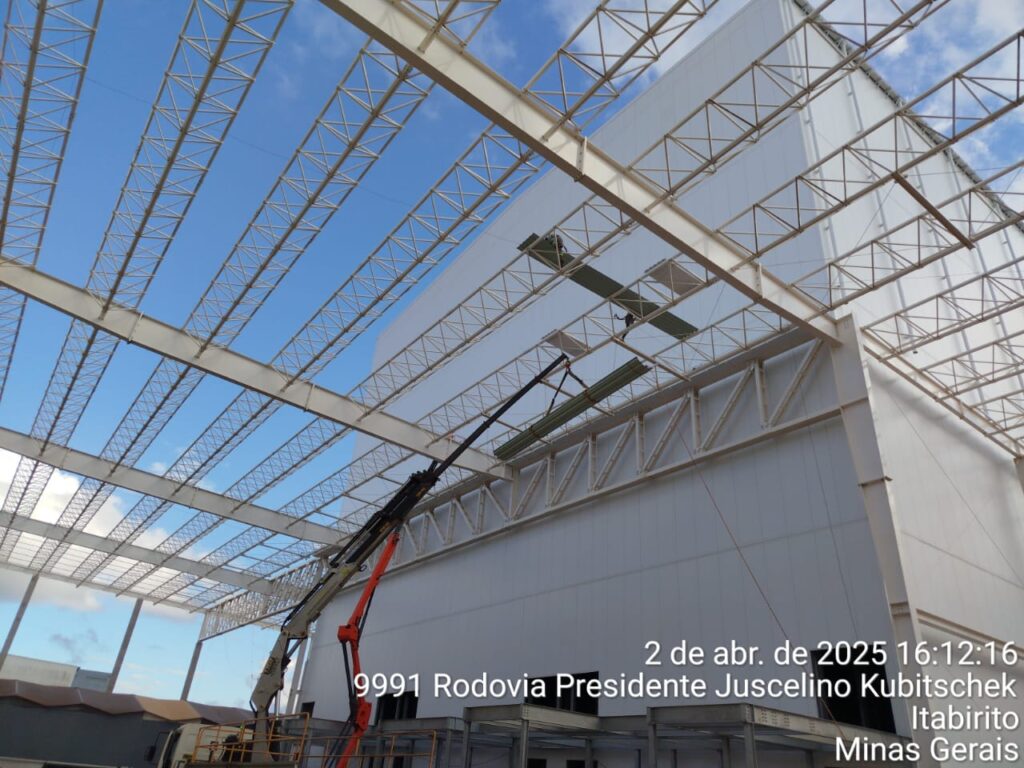 Obra Coca-Cola Femsa - Itabirito_MG - Instalação da telha TP40 + SISTEMA PIR + TPO (06)