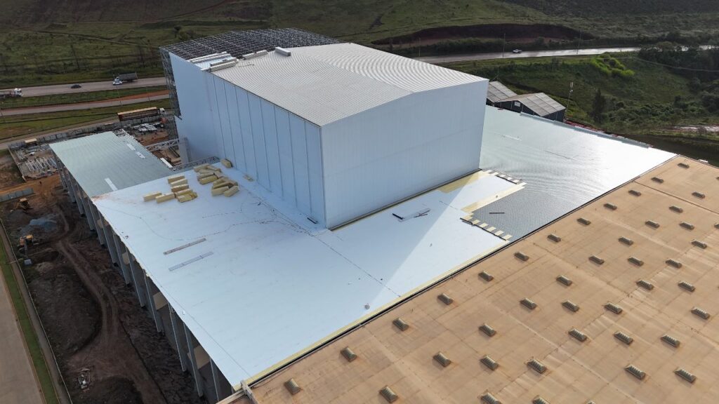 Obra Coca-Cola Femsa - Itabirito_MG - Instalação do sistema PIR+TPO - Visão geral da cobertura (03)