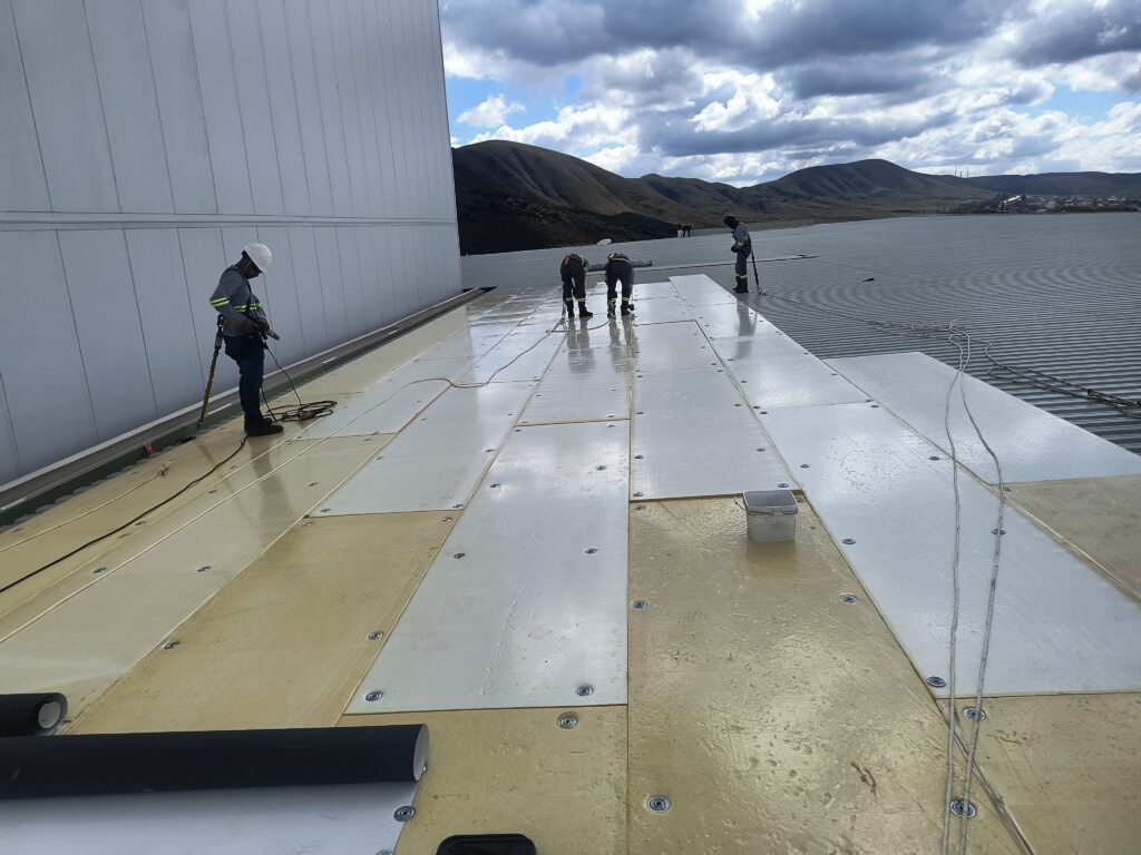 Obra Coca-Cola Femsa - Itabirito_MG - Instalação sistema PIR+TPO (16)