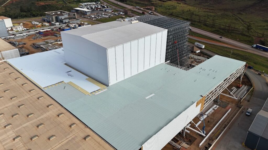 Obra Coca-Cola Femsa - Itabirito_MG - Instalação sistema PIR+TPO - Visão geral cobertura (01)