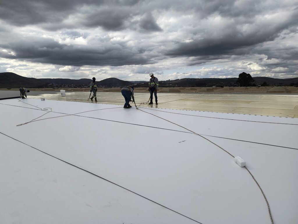 Obra Coca-Cola Femsa - Itabirito_MG - instalação sistema PIR+TPO (14)