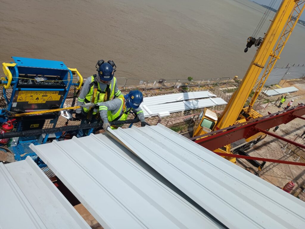 Obra Porto do Futuro II (Galpão 05) - Belém PA - Colocação de telha TP40 (04)